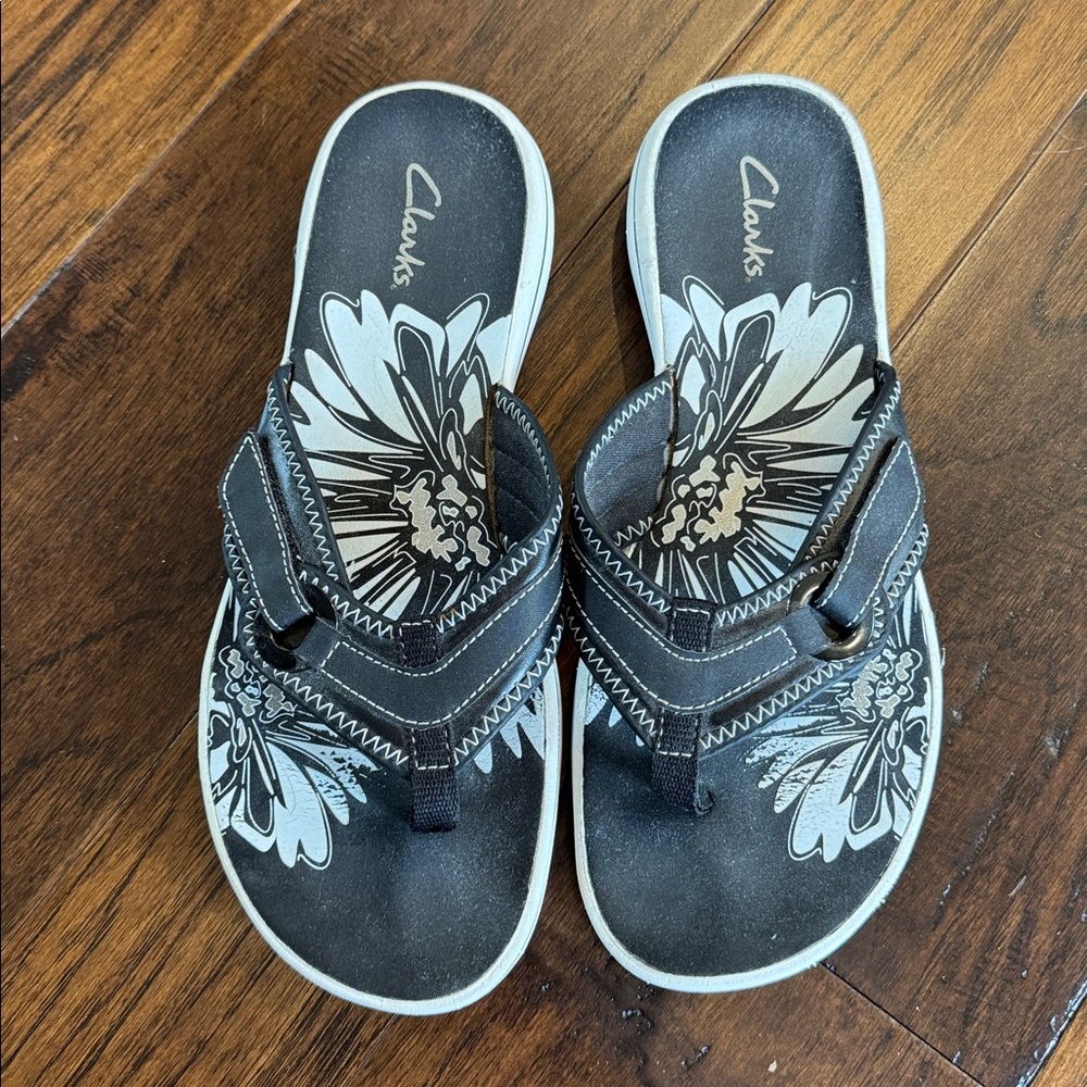 Clarks Black Floral Flip Flops sz 9